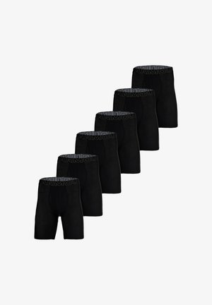 Czarne sportowe kąpielówki o gładkiej teksturze i szerokim elastycznym pasku w talii z szarym napisem "ARMOUR". Wyeksponowane pięć sztuk.