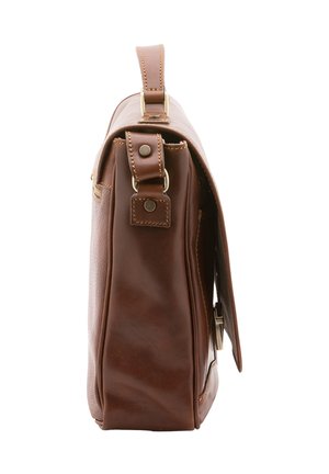 Borsa a tracolla in pelle marrone con forma piatta, cinturino laterale e cuciture a contrasto. Presenta una chiusura in metallo e una texture liscia.