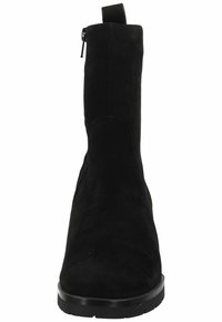 Sorte suede ankelstøvler med en glat overflade, der har en sidelukning med lynlås og en robust sort sål. Designet er slankt og minimalistisk.