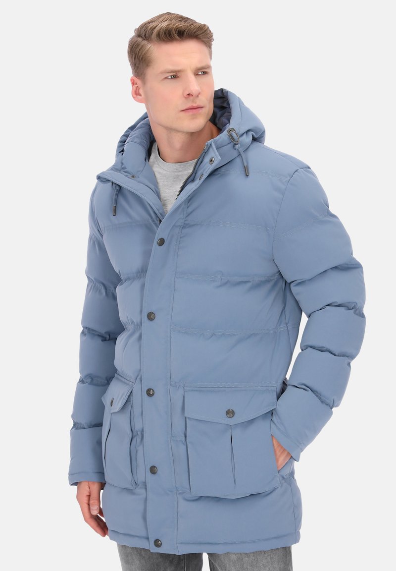 Jasnoniebieska kurtka puchowa z kapturem, zapinana na guziki, z pionowymi przeszyciami i przednimi kieszeniami. Wykonana z gładkiego, ocieplonego materiału.