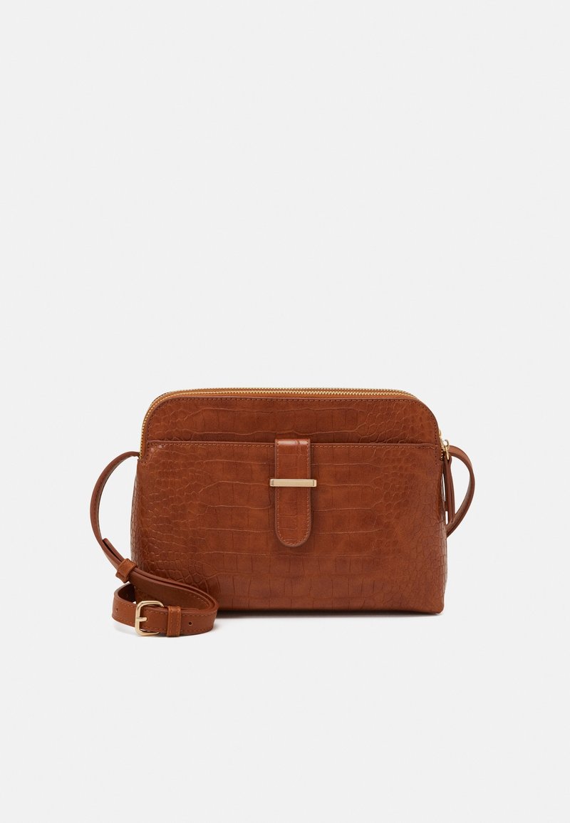 Brązowa torebka typu crossbody z tłoczonym skóry krokodyla, z akcentem z pozłacanego metalu, zamek błyskawiczny i odpinanym paskiem. Kompaktowy prostokątny design.