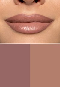 Rossetto opaco applicato sulle labbra, di colore marrone nudo con una texture liscia. Due campioni di colore sotto: malva scuro e pesca chiaro.