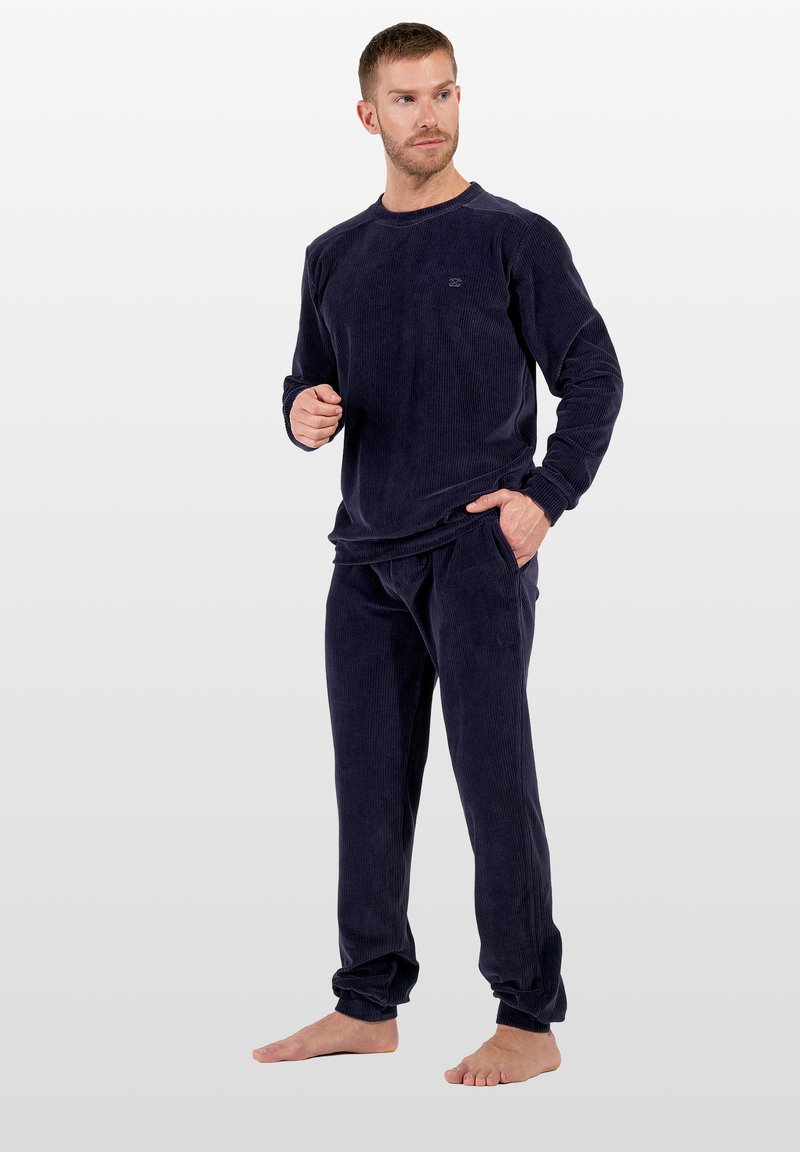 Conjunto de ropa de estar por casa en color azul marino de pana, que incluye una camiseta de manga larga y pantalones a juego con textura acanalada y puños elásticos.