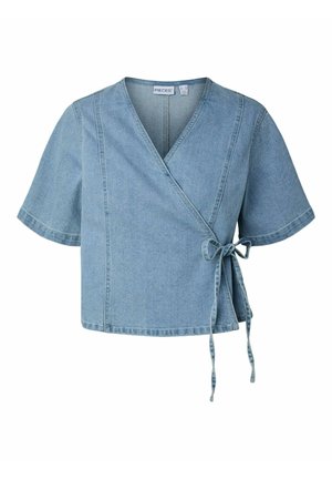 Svetlo modra denim majica z ovitimi kratkimi rokavi, V-izrezom in zavezovanjem v obliki pentlje ob strani, z vidnimi šivi in kratkim krojem.