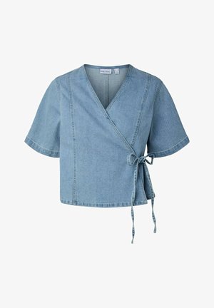 Světlé modré džínové krátké tričko s krátkými rukávy, zavinovací s výstřihem do V a uzlem na boční straně, s viditelnými švy a zkráceným střihem.