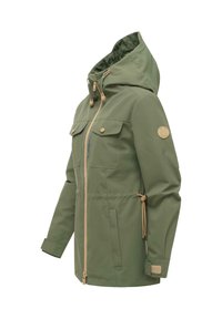 Žalia gobtuvu striukė su priekine užtrauktuku, krūtinės kišenėlėmis su sagomis, šoninėmis kišenėmis, reguliuojamais riešo dirželiais bei raišteliu juosmens ir gobtuvo srityje.