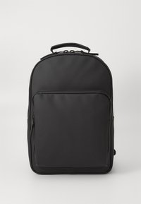 Schwarzer Rucksack mit einer glatten, matten Oberfläche. Verfügt über einen oberen Griff, eine Vordertasche und Reißverschlüsse. Rechteckige Form und minimalistisches Design.
