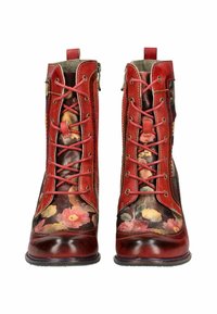 Botas de tobillo de cuero rojo con lados de patrón floral, parte delantera con cordones y cremallera lateral. Textura suave con costuras en contraste y suela resistente.