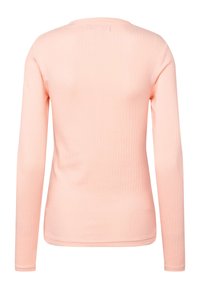 Tričko s dlhým rukávom v svetlo koralovej farbe, žíhaná textúra. Má zaoblený výstrih a priliehavý strih bez viditeľných zapínaní alebo ozdôb.