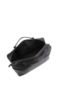 Sac en cuir noir avec fermeture éclair. Comprend un intérieur spacieux et plusieurs poches. Texture lisse et design structuré.