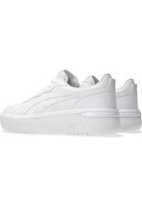 Sneaker bianchi in pelle con finitura liscia, design low-top, punta rotonda, perforazioni laterali e suola in gomma. Presentano il marchio ASICS.