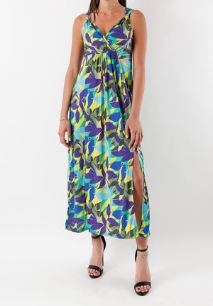 Vestido maxi sin mangas con escote en V, estampado de hojas en azul, amarillo, morado y verde, abertura lateral y detalles de anillos dorados en las tirantas.