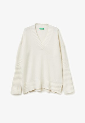 Bílý svetr s výstřihem do V a dlouhými, žeberkovanými rukávy a strukturovaným pletením. Má rozparky na spodním lemu a detaily vázání kolem výstřihu.