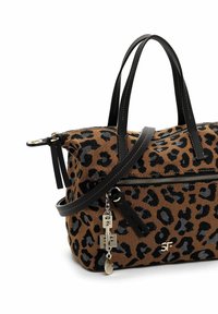 Pruunide ja mustade leopardimustriliste käekott mustade nahksete sangadega, eesmine tõmblukuga tasku ja hõbedane võtme-kujuline ripats, mis ripub tõmbluku küljes.