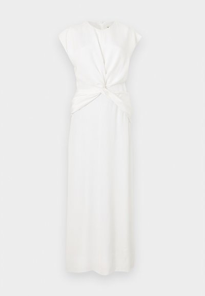 Weißes, ärmelloses Kleid mit hohem Ausschnitt und gedrehtem Vorderdesign. Lange, gerade Silhouette mit glatter Textur. Reißverschlussverschluss hinten.
