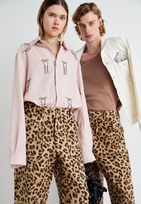Sister Jane CAMERON LEOPARD TROUSERS UNISEX - Hlače - brown