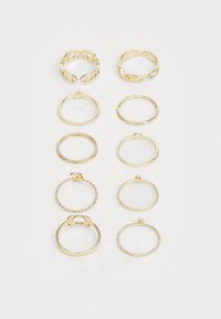 Conjunto de diez anillos de oro con diversos diseños, incluyendo estilos sólidos, retorcidos y en cadena, con diferentes anchos y acabados.