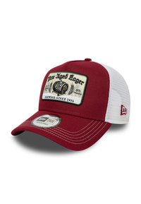 Rote und weiße Kappe mit strukturiertem Design, ausgestattet mit einem gestickten Patch mit einer Fässergrafik und Text. Verstellbarer Snapback-Verschluss.