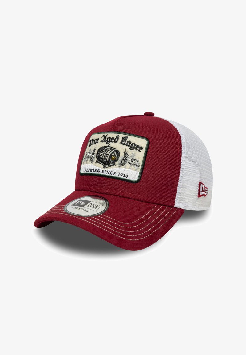 Rote und weiße Kappe mit strukturiertem Design, ausgestattet mit einem gestickten Patch mit einer Fässergrafik und Text. Verstellbarer Snapback-Verschluss.