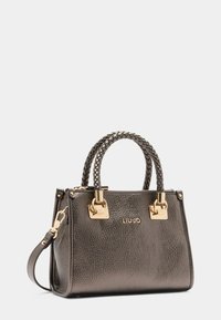 Sac à main en cuir texturé gris avec des poignées tressées, finition en métal doré et logo. Il dispose d'une bandoulière amovible et d'une forme structurée.