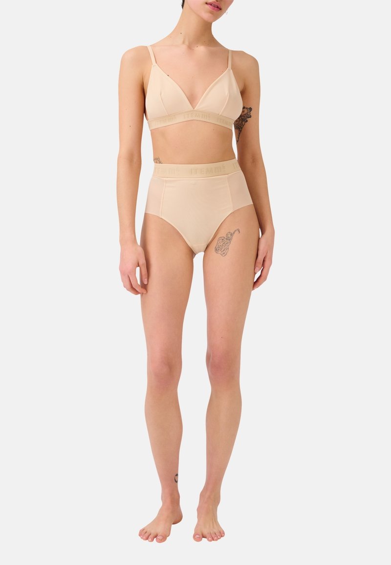 Set di lingerie beige composto da un bralette a triangolo con spalline sottili e slip a vita alta. Tessuto liscio con dettaglio della banda con logo.