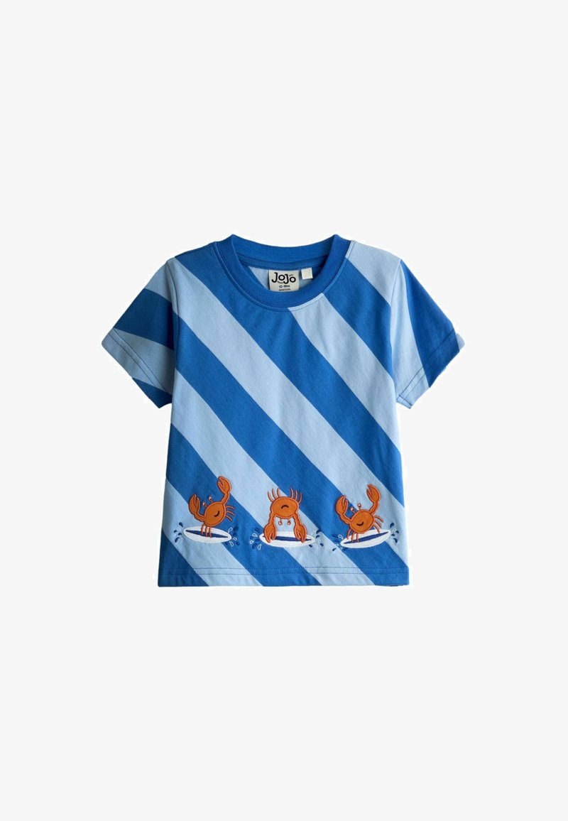 Chemise pour tout-petit à rayures bleues et bleu clair avec trois crabes orange qui éclaboussent dans l'eau le long de l'ourlet du bas.