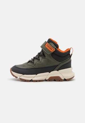 Grüner und schwarzer Sneaker mit hohem Schaft, orangefarbenem Innenfutter, Klettverschluss, dicker beiger Sohle mit braunem Profil und GEOX-Logo auf Riemen und Sohle.