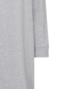 Tela de camiseta de algodón gris con una textura suave, que presenta un escote redondeado y mangas de tres cuartos. Diseño simple y sólido.