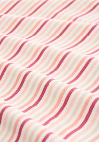 Tessuto a righe con linee ondulate in sfumature di rosso, rosa, pesca e beige su uno sfondo bianco; texture morbida con una finitura liscia.