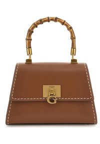 Brun läderhandväska med bamhultshandtag, guldfärgade detaljer och en frontlåsning. Den har vit söm längs kanterna och en logotypplatta.