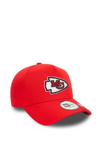 Punainen pesäpallolippis, jossa yhdistyvät valkoiset ja mustat brodeeratut Kansas City Chiefs -logo. Valmistettu pehmeästä kankaasta, jossa on kaareva lippa ja säädettävä hihna.