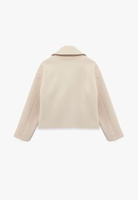 Beige cropped jakke med klapkrave, lange ærmer, glat tekstur, og ingen synlige lukninger eller lommer på bagsiden.