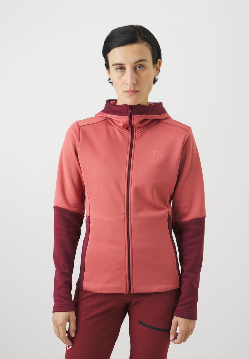 Crvena i kestenjasto smeđa zip-up sportska jakna prilagođenog kroja, s kapuljačom i dugim rukavima. Glatka tekstura, s logotipom na prsima.