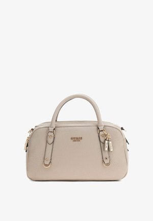 Beige leren Guess-handtas met een textuur, afgeronde handvatten, goudkleurige accenten, logo en twee bedel-tags die aan één handvat hangen.