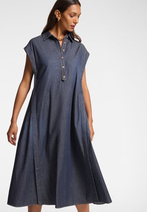 Denim-Kleid mit kurzen Cape-Ärmeln, geknöpftem Frontverschluss, dunkelblauer Farbe, lockerer Passform mit Seitenschlitzen, weicher Textur und knielangem Design.