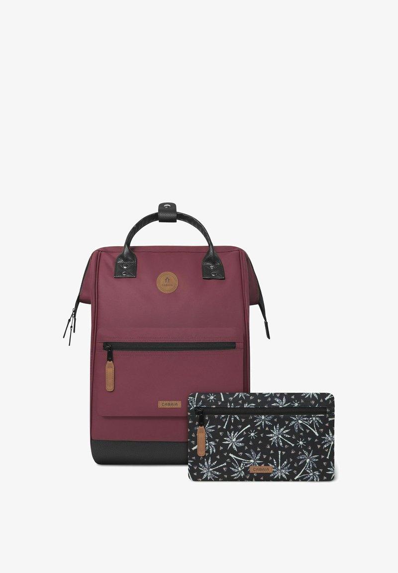 Zaino color marsala con accenti neri e un manico testurizzato; include una pochette nera con motivo, dotata di zip e etichetta con logo.