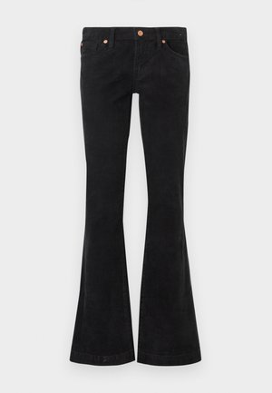 Čierne manžestrové džíny s rozšírenými nohavicami a štruktúrovaným povrchom. Majú päť vreciek a kovové detaily na páse a vreckách.