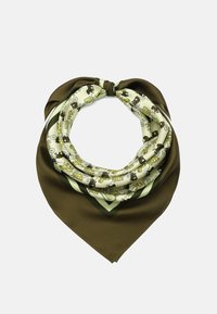 Jedwabna chusta w oliwkowym kolorze z jasnoszarymi i żółtymi wzorami przedstawiającymi powozy i zwierzęta, wykończona kontrastującą ciemnozieloną krawędzią.