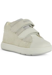 Zapatilla infantil gris claro con correas de velcro, con una puntera de cuero liso y lados de tela con puntos. Panel elástico texturizado gris en el tobillo.