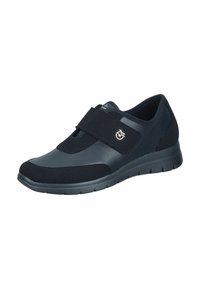 Scarpa atletica nera con cinturino in velcro, caratterizzata da una tomaia in pelle liscia, accenti in suede e una suola in gomma testurizzata per una migliore aderenza.