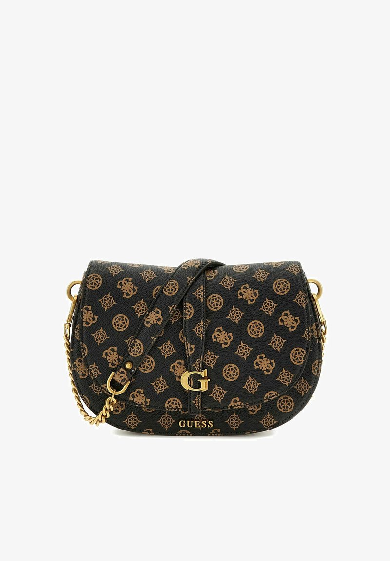 Sac à main noir avec un motif de logo en relief doré. Il présente une forme arrondie, une poignée en chaîne et un accent doré à l'avant.