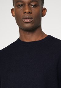 Davida Cashmere MAN O NECK - Džemperis - navy