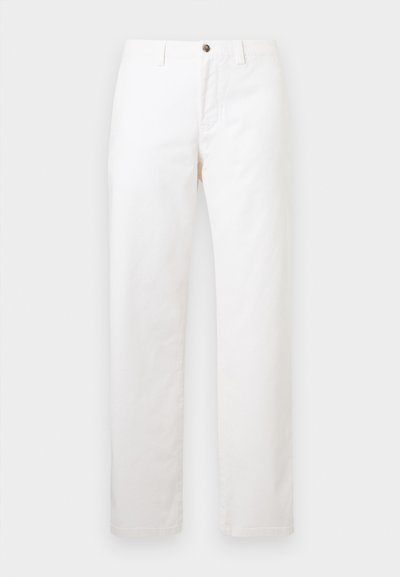Pantalon blanc à jambes droites avec passants de ceinture, fermeture avant par boutons et zip, présenté sur un fond clair uni.