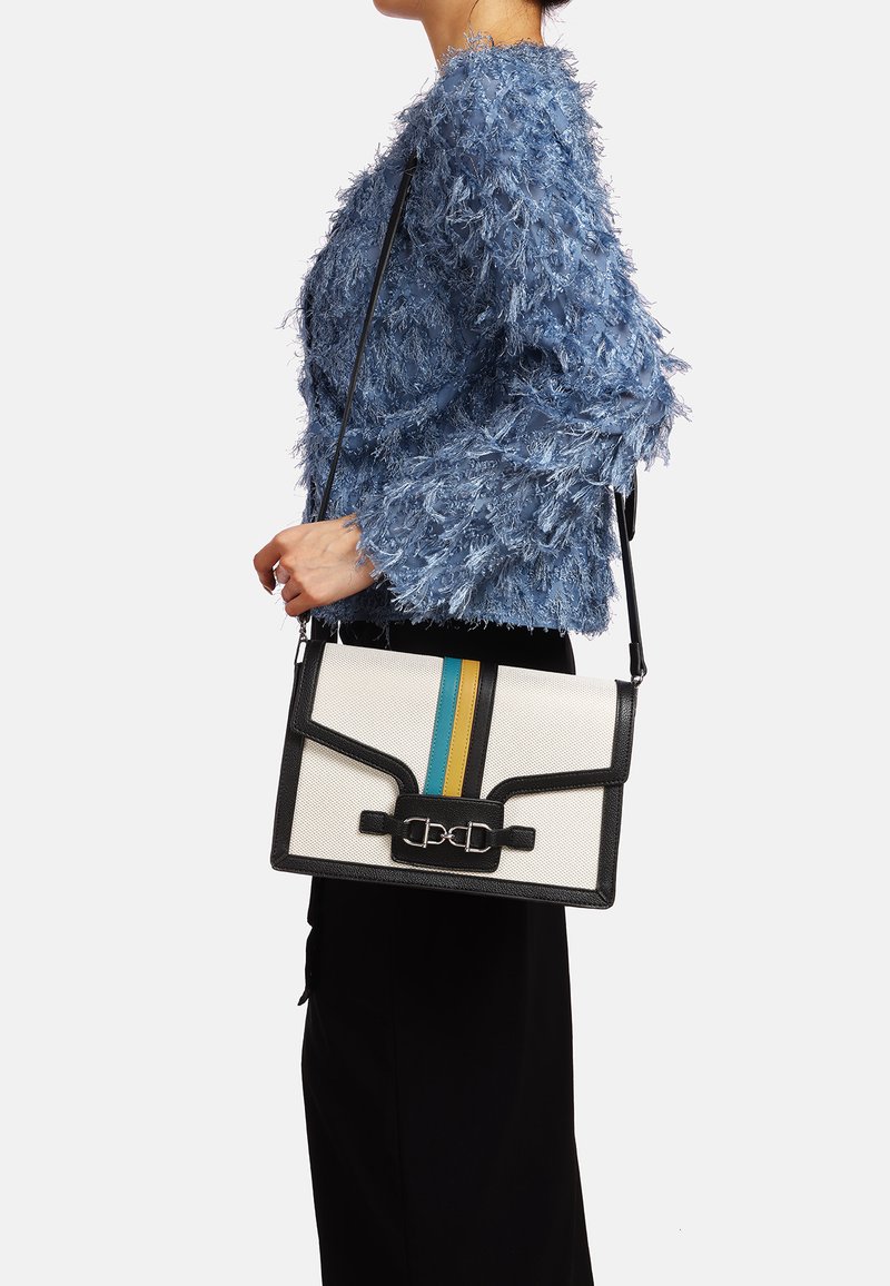 Borsa strutturata con corpo in tela bianca, dettagli neri e strisce verticali verdi, gialle e blu. Presenta una chiusura con gancio in metallo.