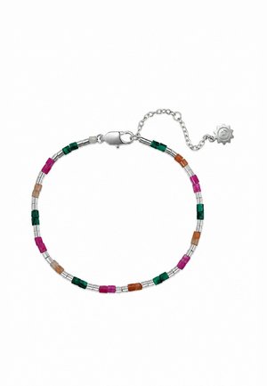 Silbernes Armband mit kleinen zylindrischen grünen, rosa, orangen und beigen Perlen, einem Karabinerverschluss und einer kurzen Kette mit einem sonnenförmigen Anhänger.