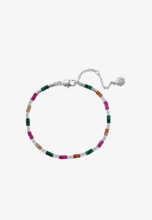Zilveren armband met kleine cilindervormige groene, roze, oranje en beige kralen, een karabijnsluiting en een kort kettinkje met een zonvormige bedel.