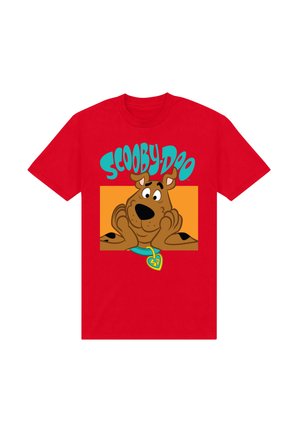 Camiseta roja con el dibujo del perro de dibujos animados Scooby-Doo apoyando la cabeza sobre las patas dentro de un cuadrado naranja, con el texto "Scooby-Doo" arriba en letras azules.