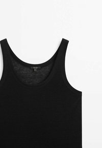 Débardeur noir sans manches en maille côtelée avec encolure dégagée, présenté à plat sur un fond blanc.