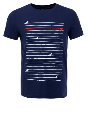 Camiseta de algodón azul marino con rayas horizontales blancas y una sola raya roja. Motivos de un pequeño pájaro y un tiburón integrados en el diseño.