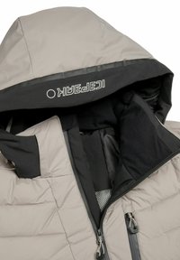Giubbotto imbottito grigio chiaro con interno nero, cappuccio regolabile, tasche con zip e tessuto testurizzato. Presenta un dettaglio del logo sul cappuccio.
